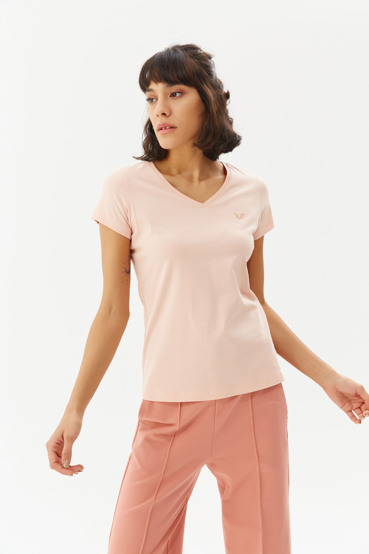 Kadın Pudra Pembe V Yaka Kısa Kollu %100 Pamuk Tişört | 8087 - BİLCEE (1)
