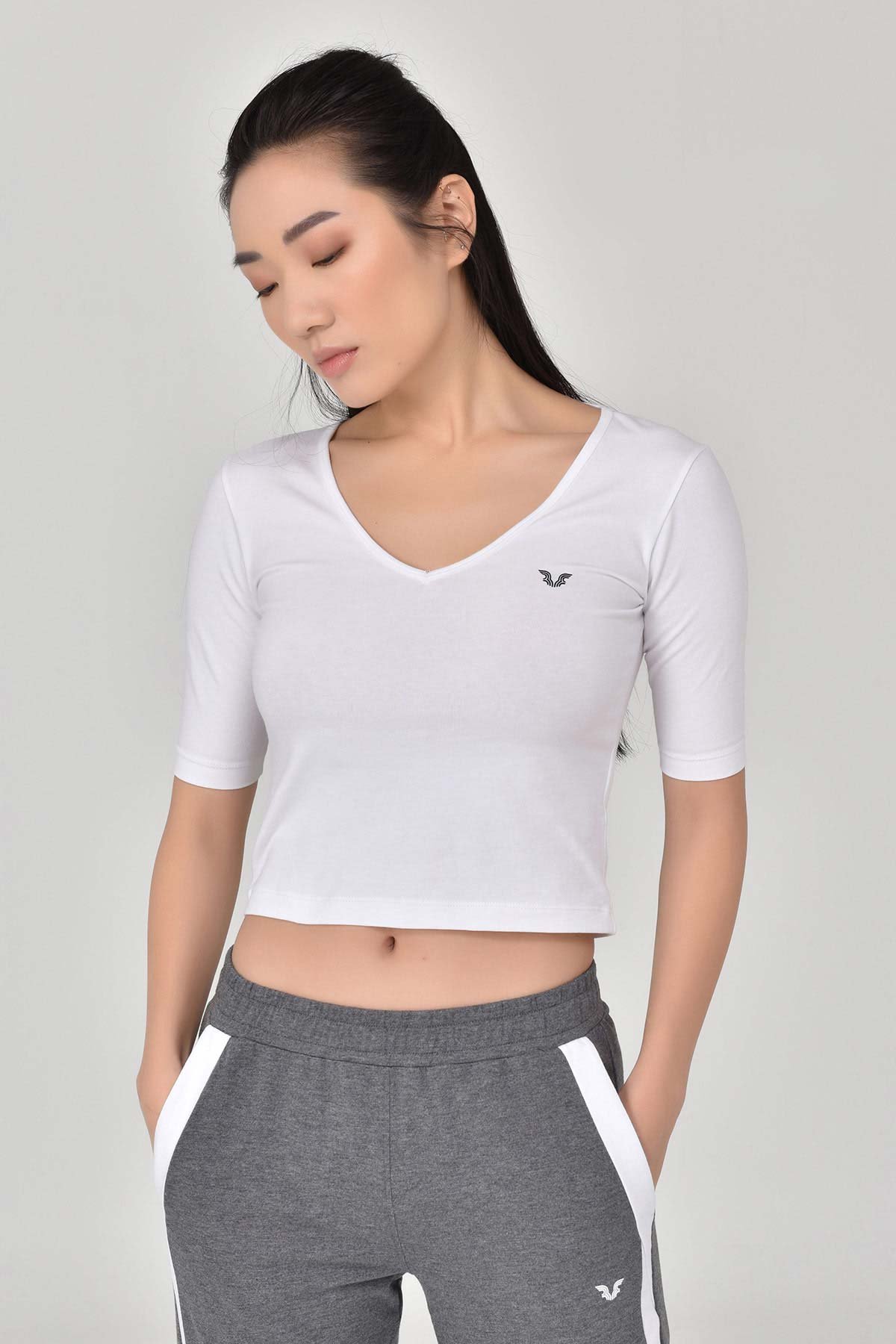 Kadın Beyaz V Yaka Sırt Detaylı Yarım Kol Pamuklu Yoga Tişört 8105