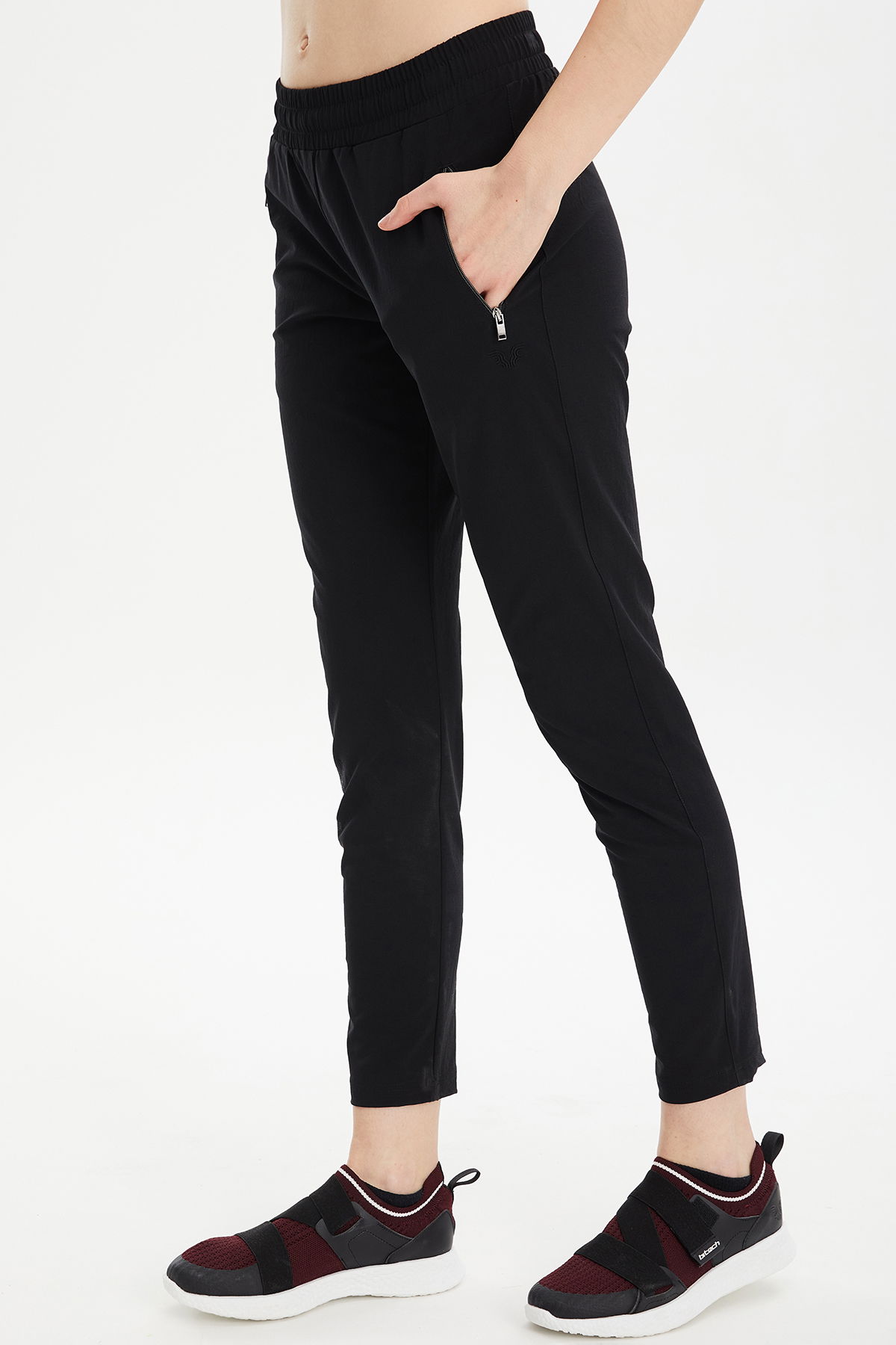 Kadın Siyah Likralı Dokuma Dar Paça Outdoor Eşofman Altı | 0734 - BİLCEE (1)