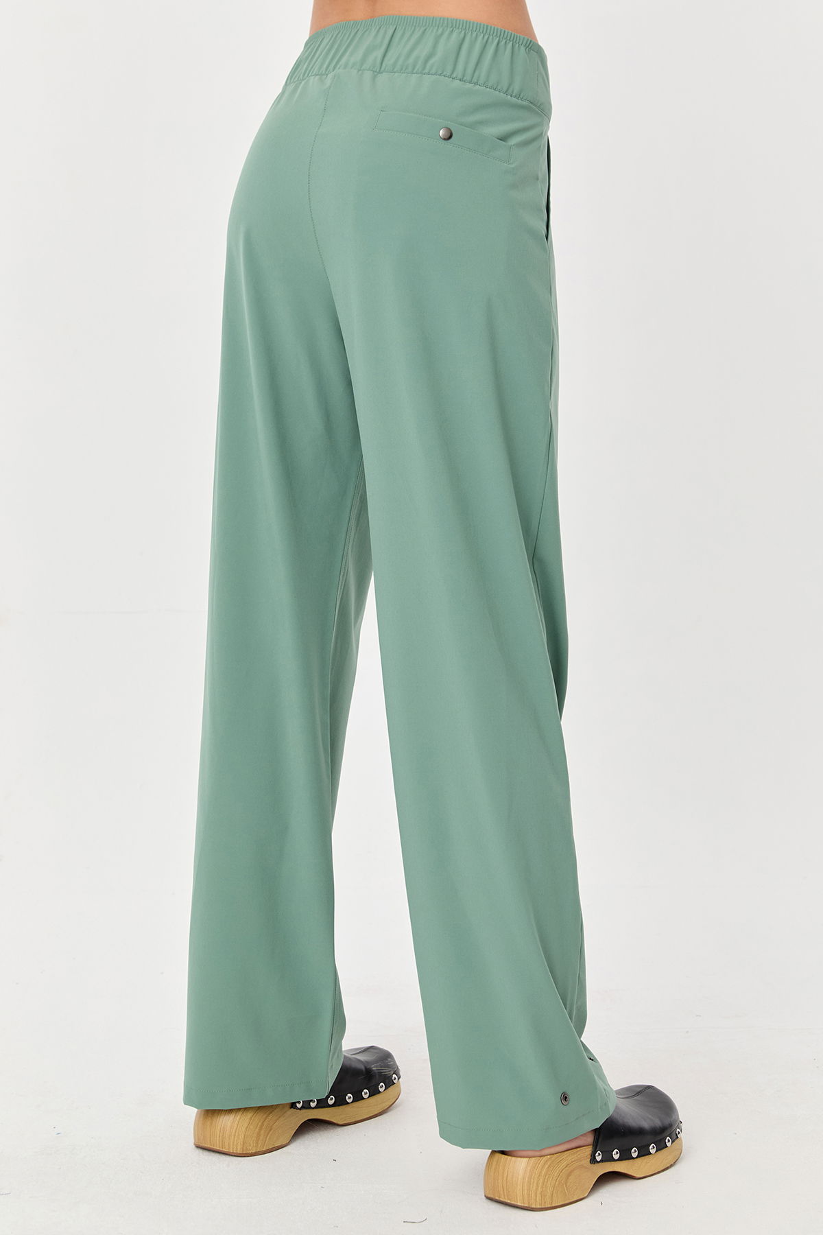 Kadın Yeşil İnce Likralı Fermuarlı Bol Paça Dokuma Hafif Pantolon | 0074 - BİLCEE