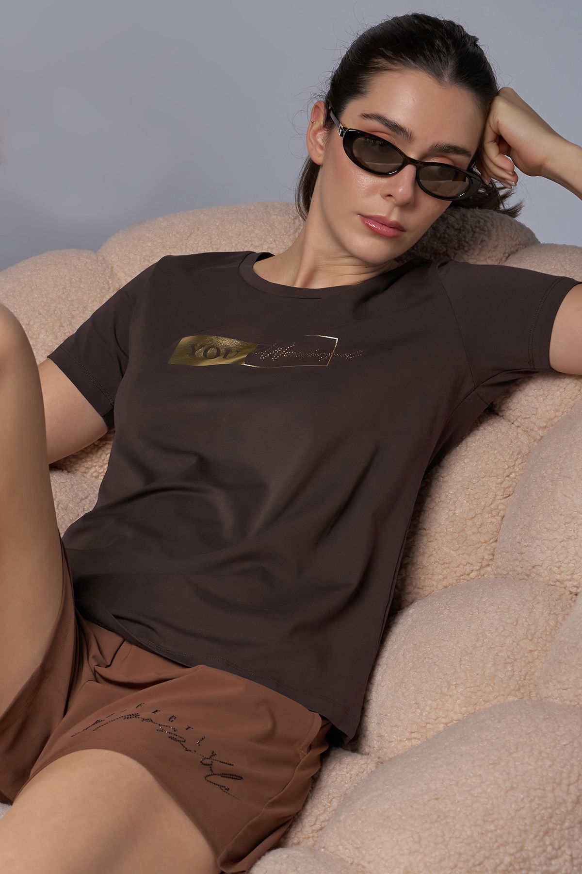 Kadın Kahverengi Önü Baskılı ve Taşlı Tişört | 4069 - BİLCEE (1)